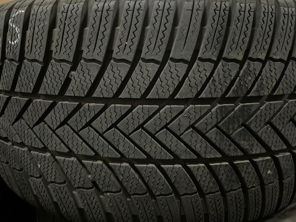 Bridgestone Blizzak LM005 255/40 R18 99V Winterreifen DOT 2020 4,0-4,5mm 307-A
