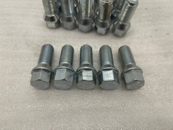 20x Radschrauben M14x1,5 Kegel Kegelbund Schwarz passend auf Diverse Felgen SW17 L28