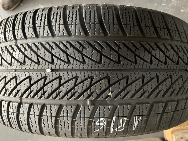 Goodyear Ultra Grip 8 Perf. MO 225/40 R18 92V Winterreifen DOT 2018 6mm 303-A