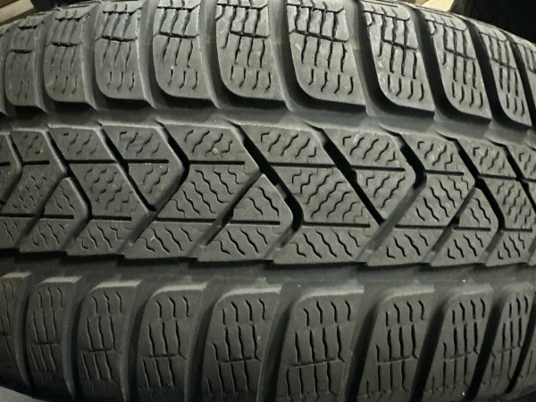 Pirelli Sottozero 3 (PS3) Winterreifen 215/55 R17 94H SEAL DOT 2522 4,5mm 303-304-A